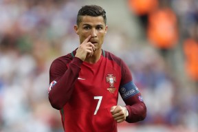 开云官方网站-欧洲杯变阵夺冠：艺术与技巧的完美结合！，欧洲杯变化